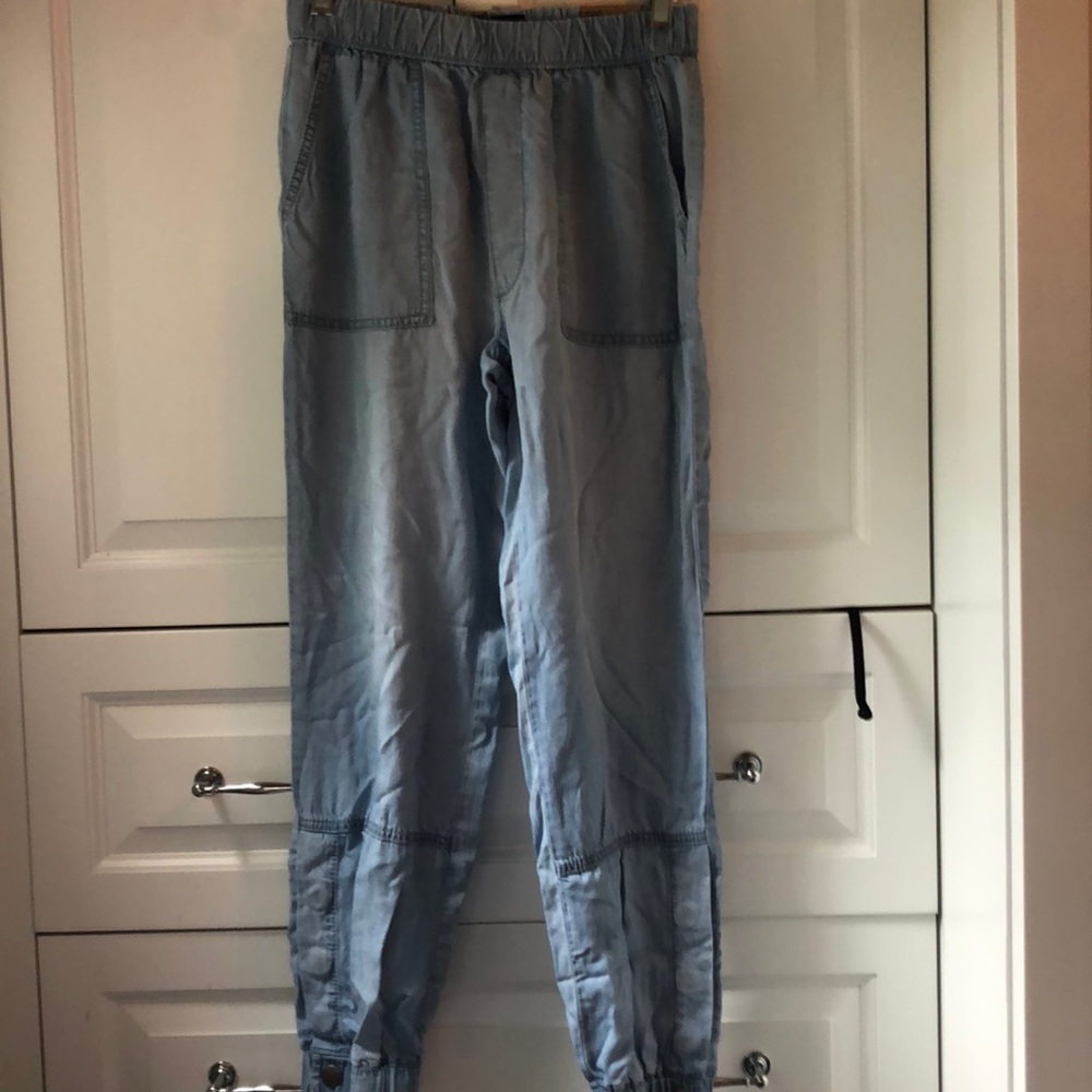 Joggers: button snap at the bottom